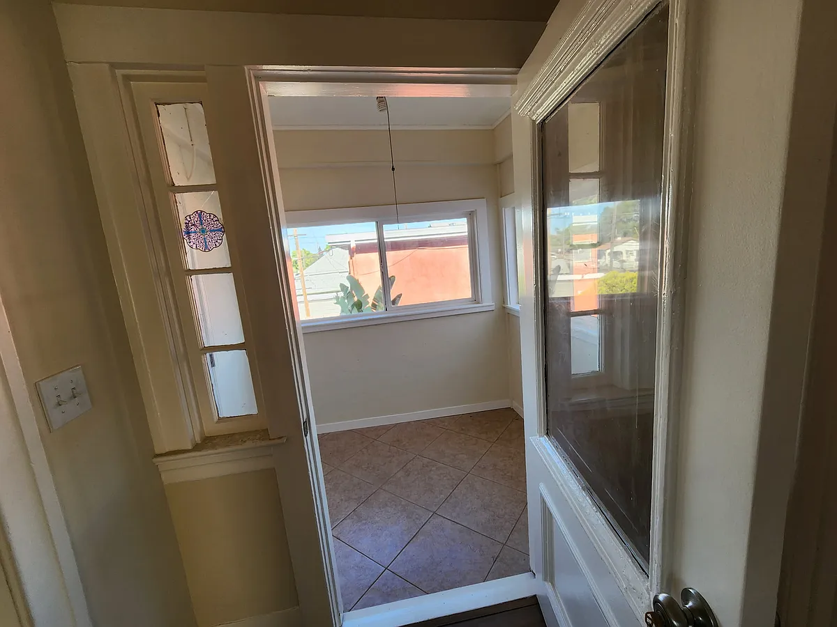 Front entry / sunroom - 301 Sacramento St #303