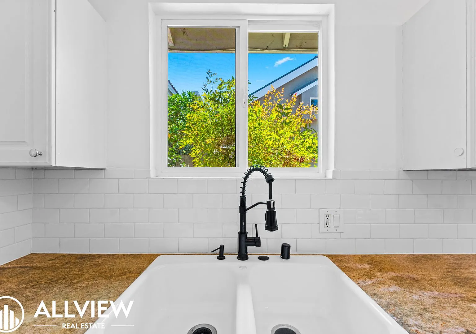 Gorgeous 2 Bed, 2 Bath Front House Available in Eastside! — Photo 1