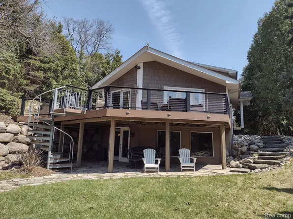 3489 Whitfield Dr, Waterford, MI 48329
