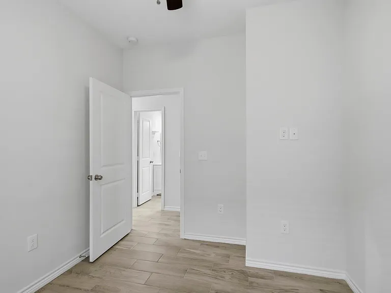 16902 Balmoral — Photo 20