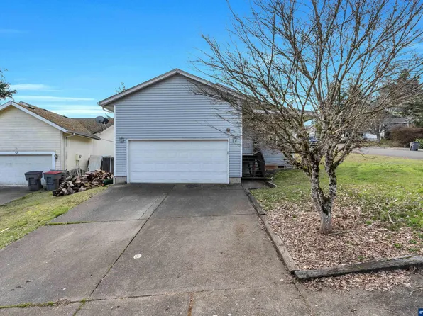 790 SW Pioneer Ct, Willamina, OR 97396