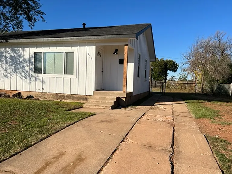 734 S Crockett Dr — Photo 2