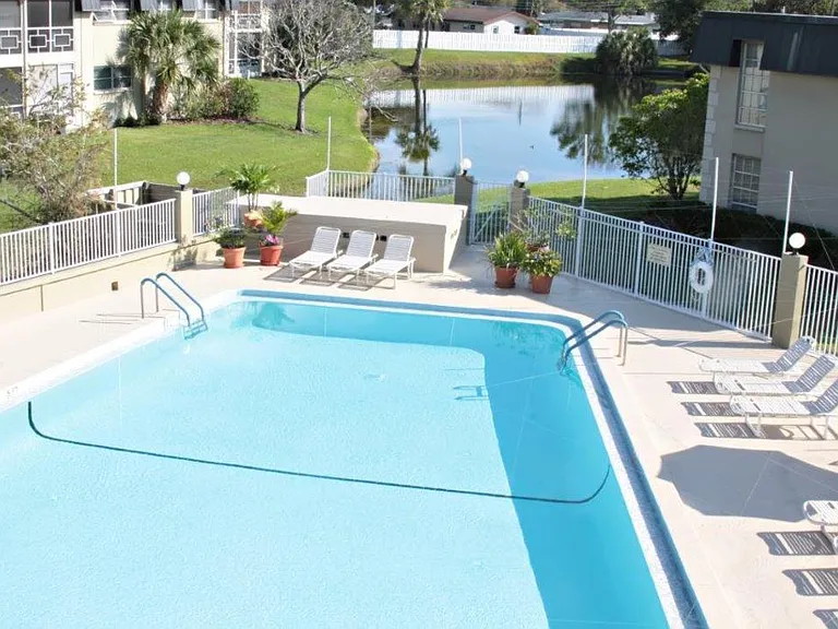 Imperial Palms Apartments — Photo 8