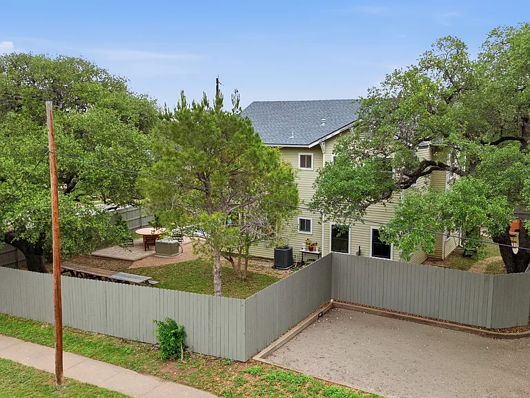 815 Annie St W — Photo 45