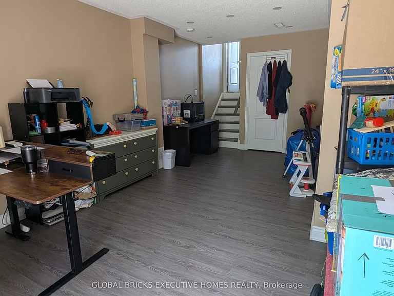 1218 Lamont Cres — Photo 21