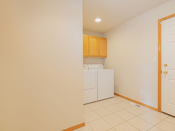 5th image of 304 E Blackhawk Dr