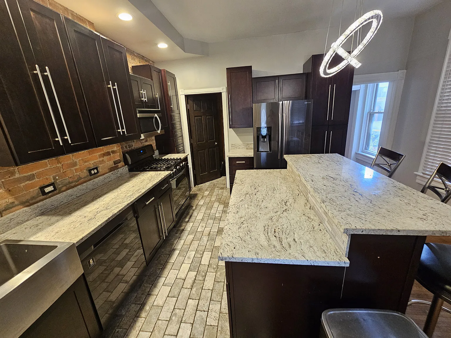 2 bed, 1024 sqft, $1,900 — Photo 3