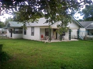 200 Cherry St, Green Forest, AR 72638