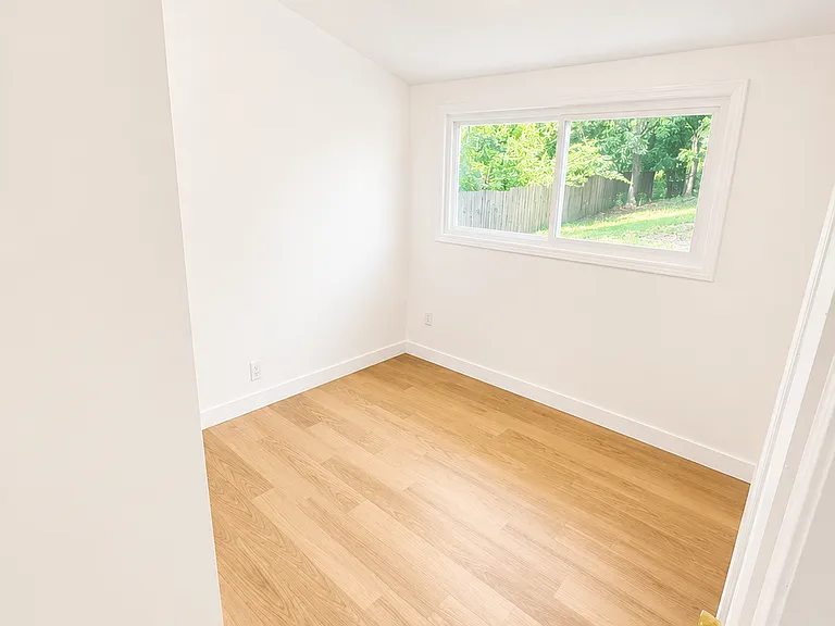 304 Nottingham Dr — Photo 6