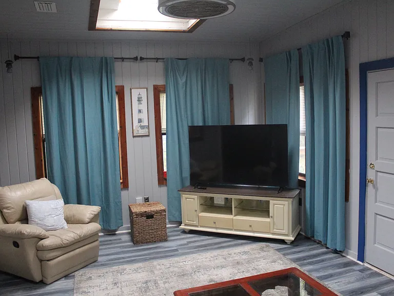 266 Beachview Dr — Photo 3