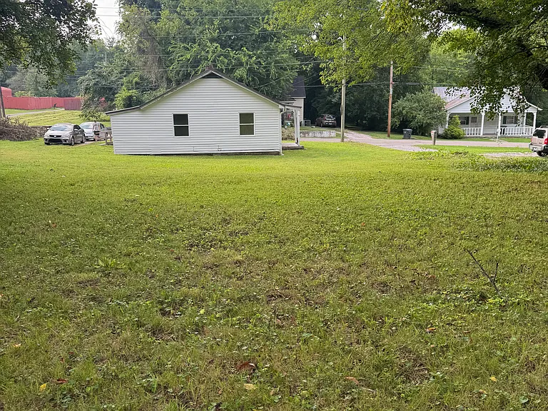 2911 Brooks Ave — Photo 3