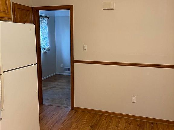 5th image of 24515 Willowby Ave