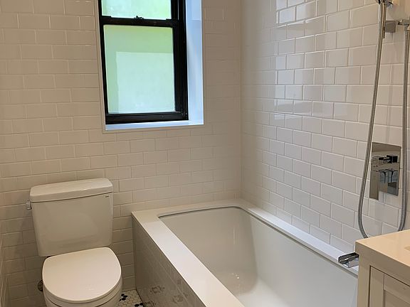 5th image of 209 W 104th St APT 3C