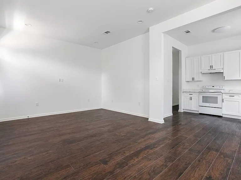 3320 Hollygrove St — Photo 3