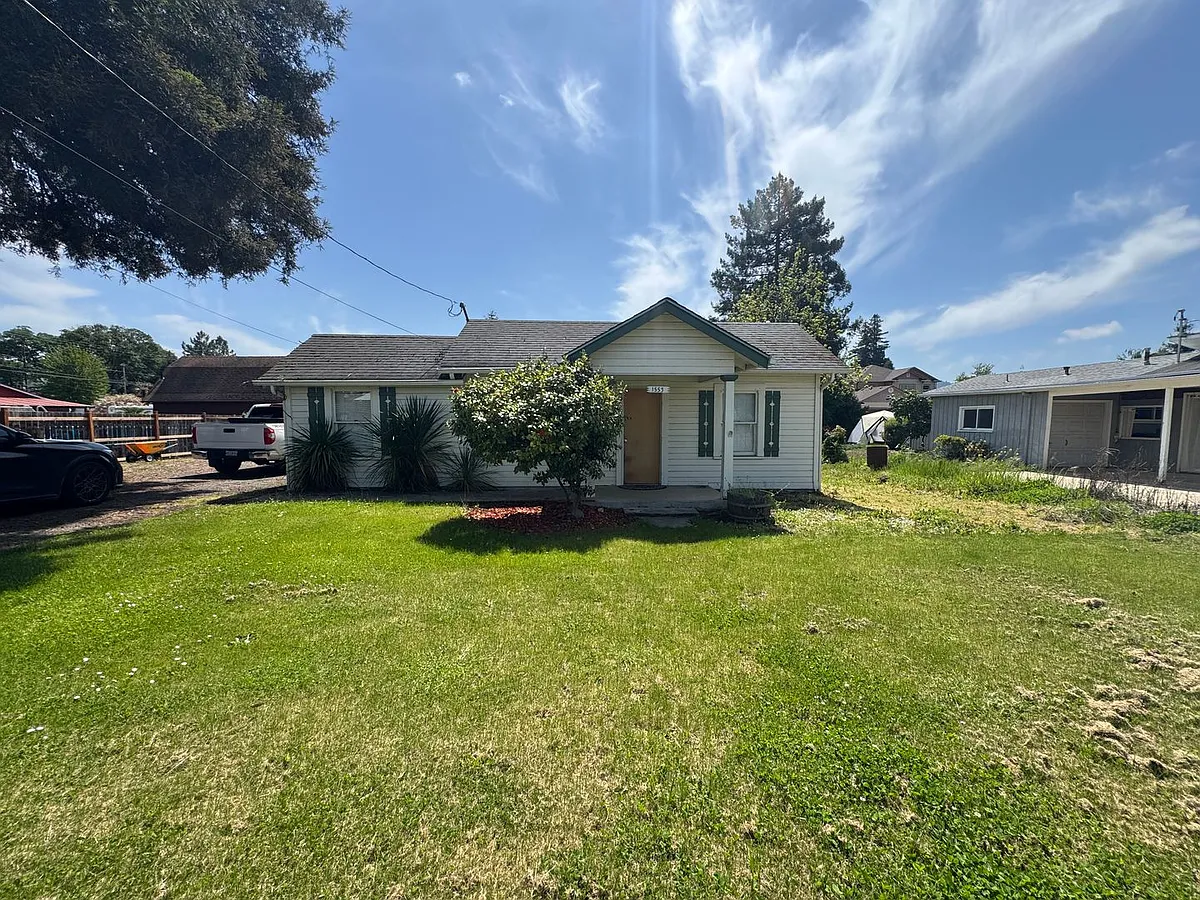 Building Photo - 1553 NW Calkins Ave