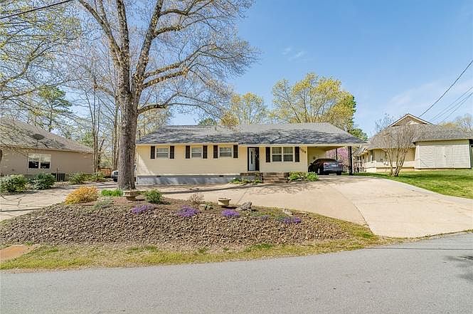 1st image of 4 Leicester Dr