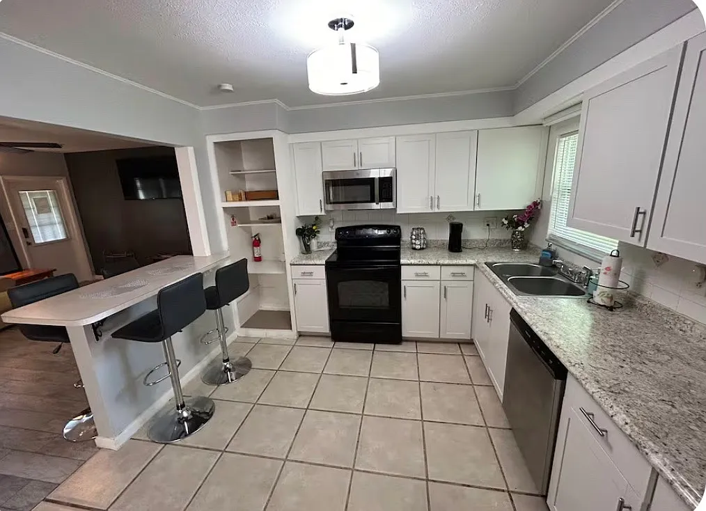 3 bed, 1200 sqft, $2,600 — Photo 3