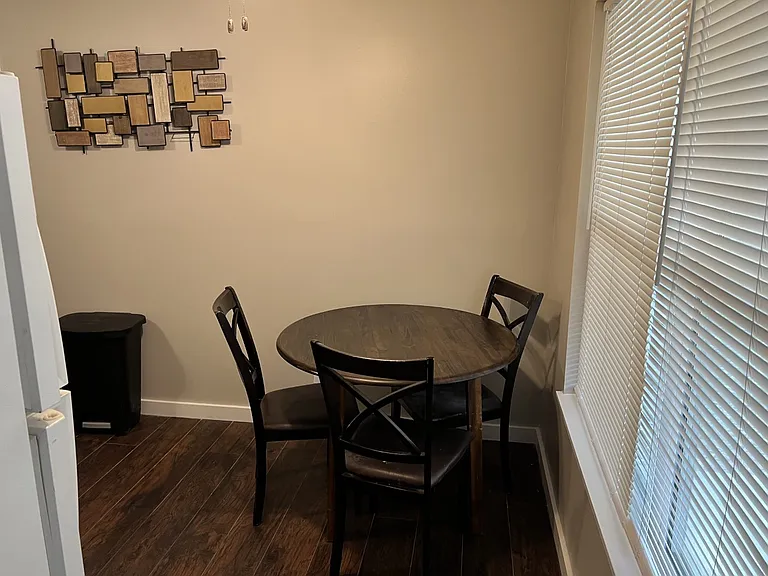 325 Cable St — Photo 5