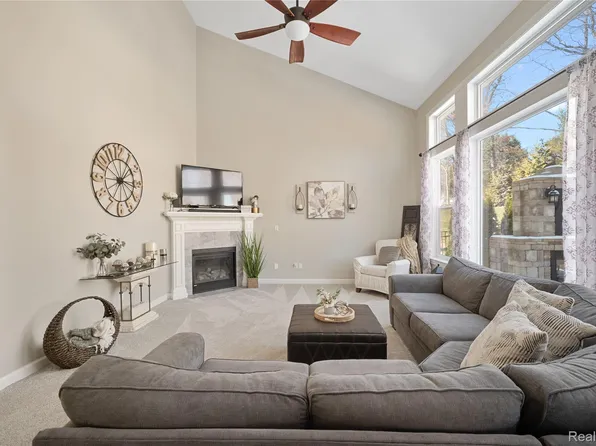 529 Napa Valley Dr, Milford, MI 48381