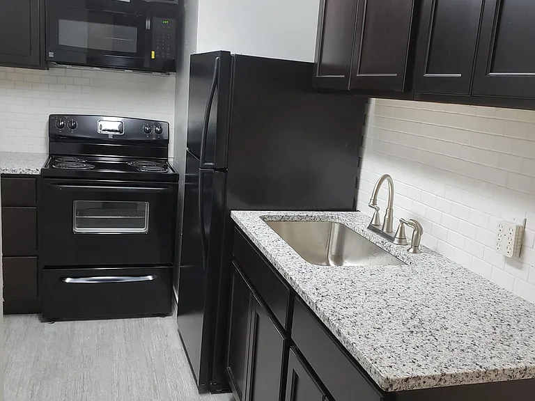401 Pine St — Photo 1