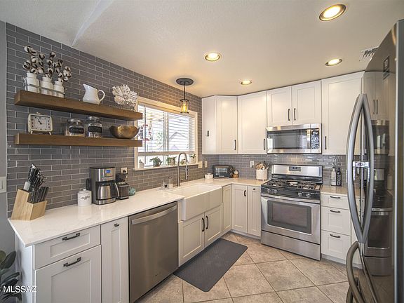 5th image of 2921 W Country Hill Dr