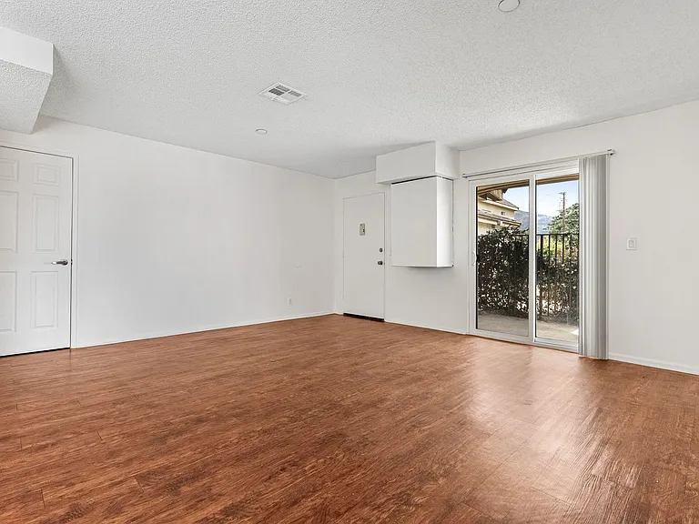 Monrovia Villas Apartments — Photo 20