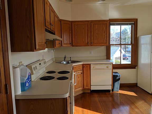 2nd image of 28 Hoyt St #A