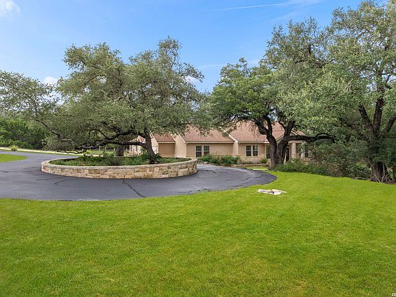 2nd image of 128 Comal Oak
