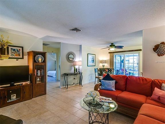 3rd image of 2085 Cambridge Dr