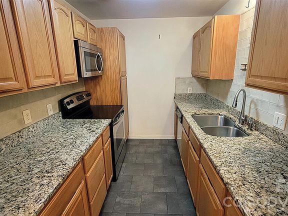 4th image of 1323 Queens Rd Unit 320
