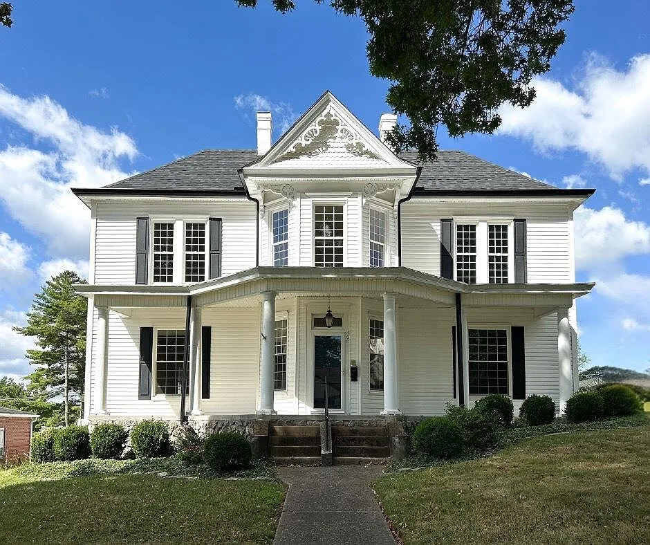 4 bed, 2.0 bath, 3205 sqft, $2,900 — Photo 1