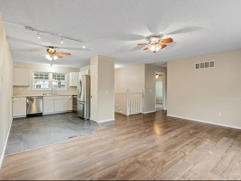2420 Breezy Point Ln — Photo 6
