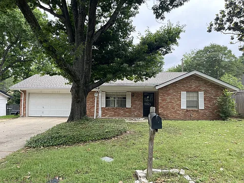 705 White Oak Ln Photo 1