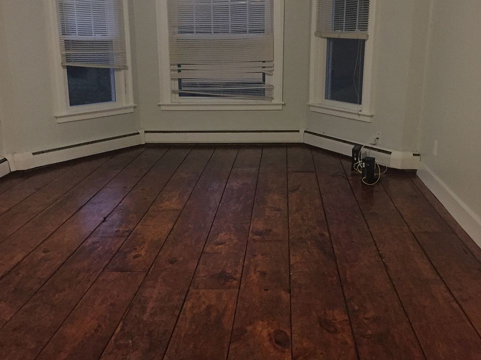 Livingroom/ dining - bay windows - unoccupied