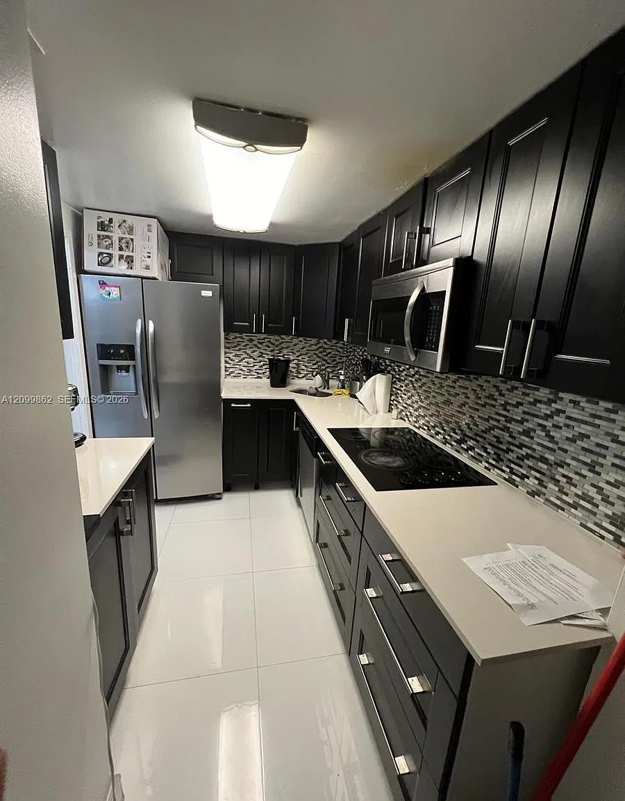 Four Ambassadors Condo Ph — Photo 3