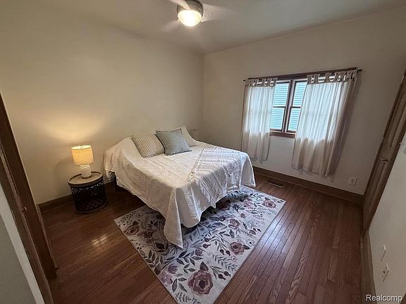 5th image of 543 W Middle St