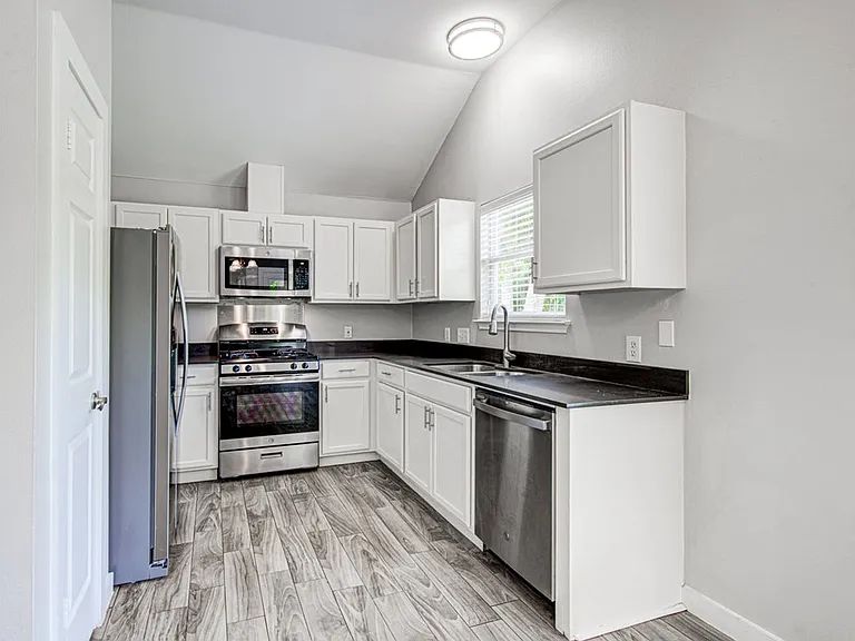 1302 Crete Ln — Photo 10
