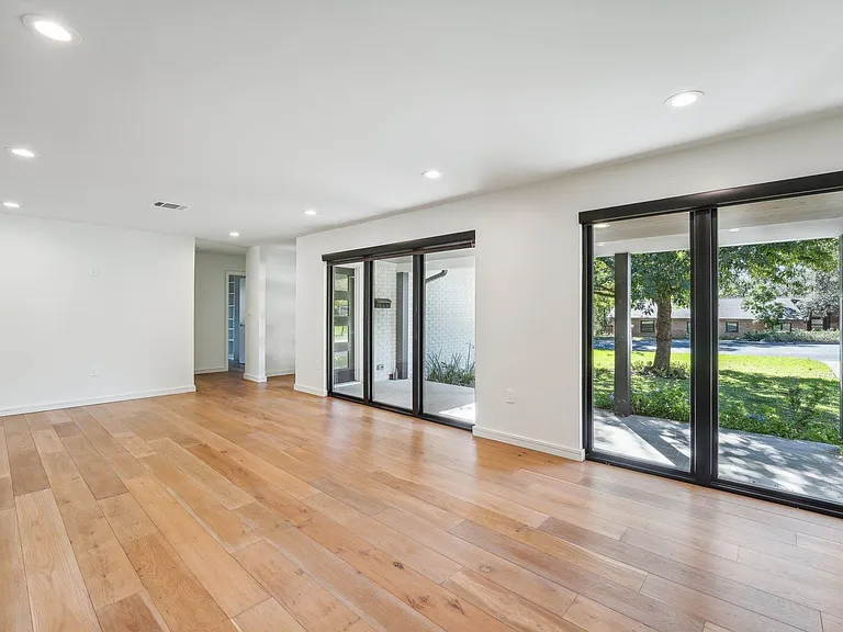 3927 Balcones Dr — Photo 13