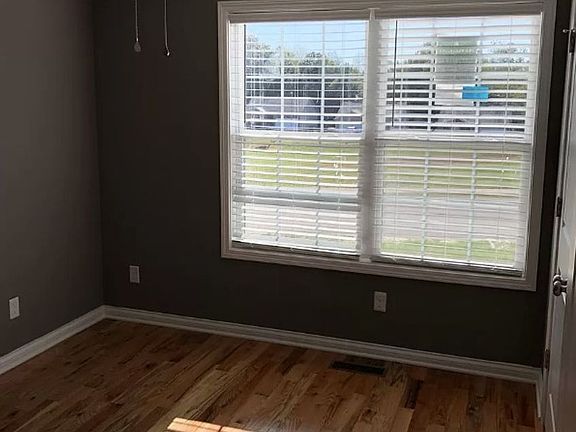 5th image of 133 Ashkirk Ln