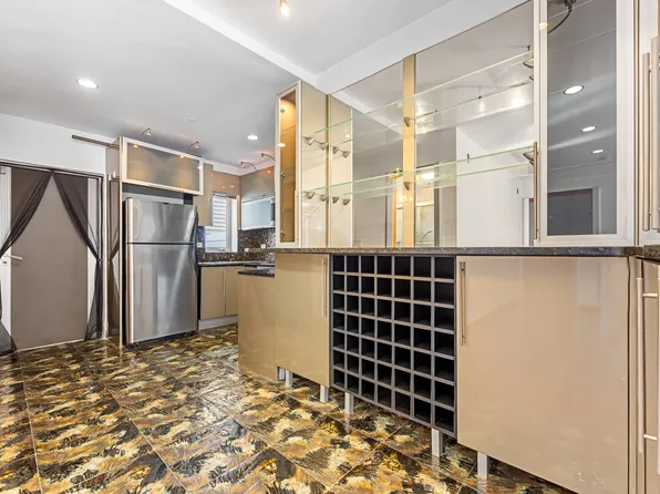 1901 Voorhies Avenue image 9 of 24