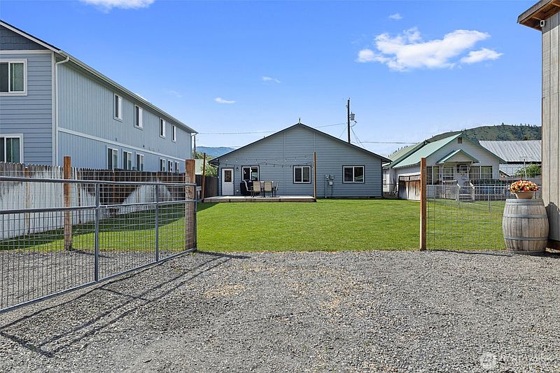 2nd image of 200 W Pleasant Avenue