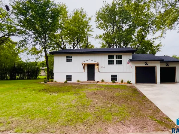 5601 W Circle Dr, Sioux Falls, SD 57106