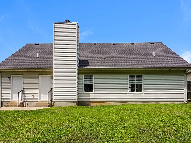 1902 Champlain Dr — Photo 17