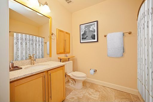 4th image of 200 King St Unit 2R
