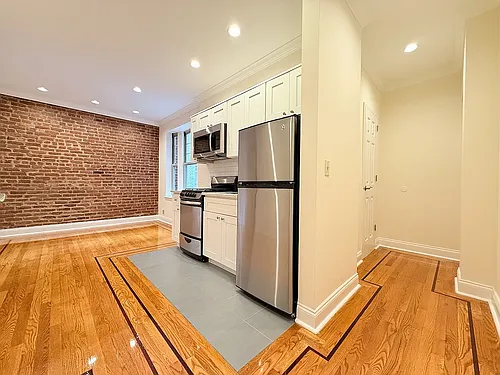 61 W 10th St #2D Photo 1