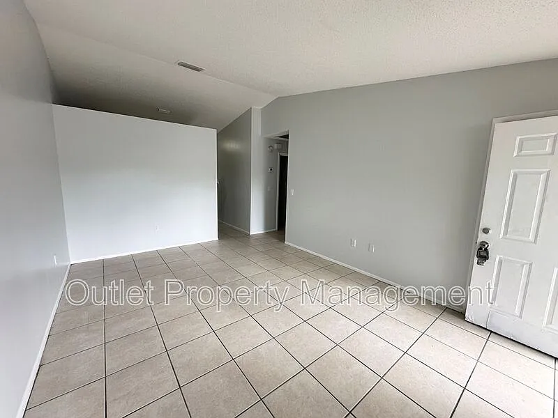 2 bed, 1.0 bath, 1100 sqft, $1,345 — Photo 2