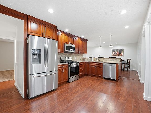 2nd image of 1114 Alexandria Rd