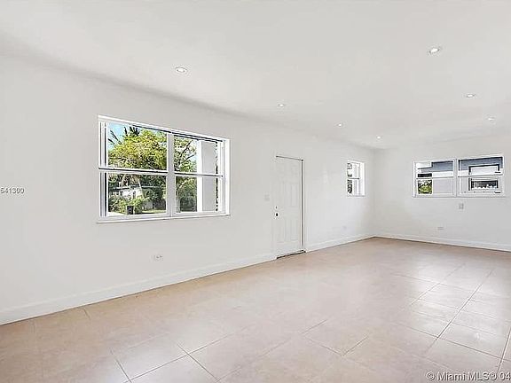 3rd image of 1015 NE 146th St