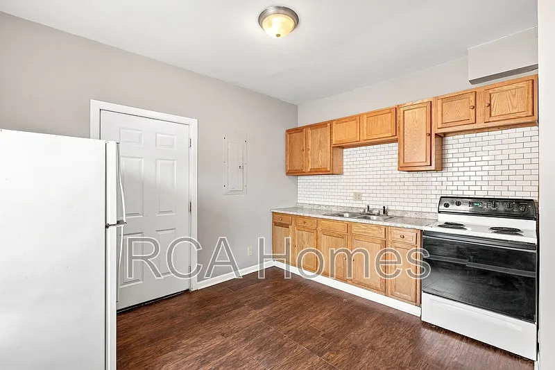 2 bed, 1.0 bath, $1,050 — Photo 3