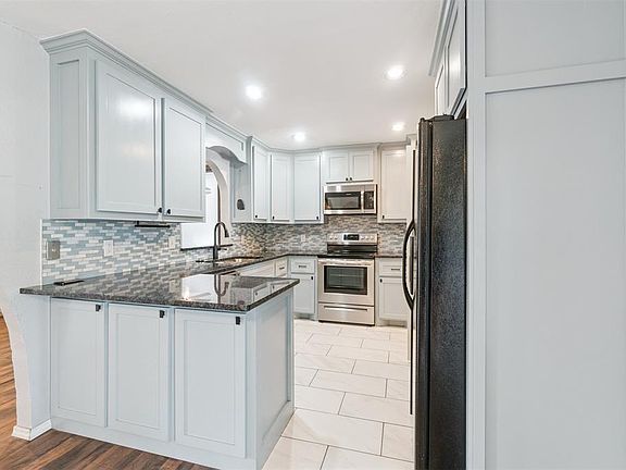 4th image of 3812 NE 140th St